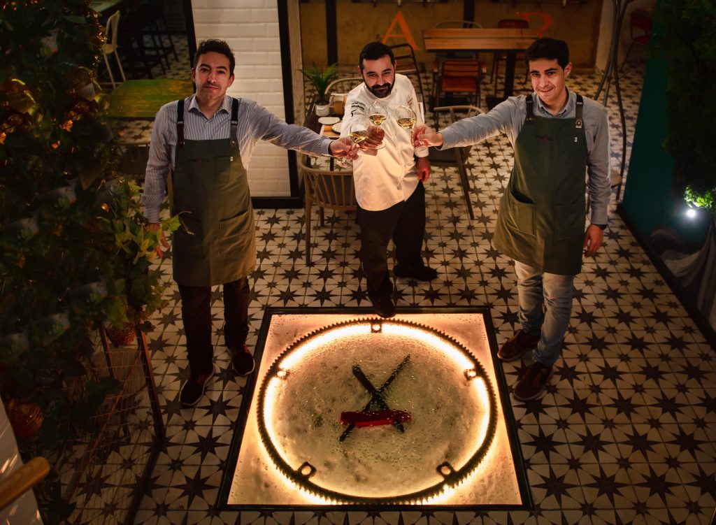 El resultado de la unión de tres hermanos, David, Jose, y Alejandro Hernández Talaván, quien trabajó con Martín Berasategui, para en 2017 regresar a su pueblo, Zarza de Granadilla, con aires renovados, ofreciendo en SU CASA, una cocina de proximidad, de temporada y cocinada con mucha honestidad. Volvieron al lugar que les vio nacer para poder contar su historia a través de sus platos, y de todas esas cosas tan alucinantes que pasan alrededor de una mesa. “Ilusión, trabajo, humildad y dar lo mejor de nosotros mismos, son los mejores ingredientes para que nuestro cliente disfrute de una experiencia muy VERSATIL”. ©Restaurante Versátil. Fotografía Toni Gudiel