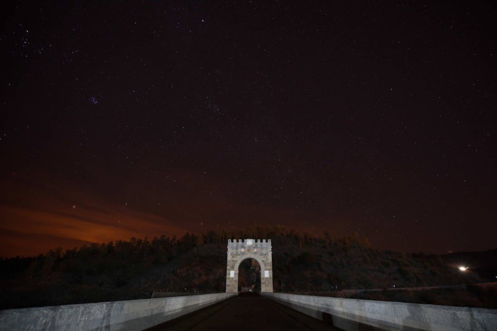 Alcántara. Cruzando el río Tajo se erige una gran obra arquitectónica, el Puente Romano de Alcántara. Construido por Cayo Julio Lácer, en el S.II d.C. La villa nació una vez el puente ya existía, pues era una vía de comunicación entre pueblos del imperio. Más adelante, fue clave para la orden militar de Alcántara, pues era el único acceso a la localidad desde Portugal. Su autor dejó en él inscrito: Pontem perpetui masvrvm in secula mundi (el puente que permanecerá en pie por los siglos del mundo). ©Fotodronextremadura