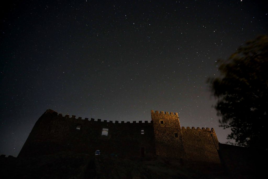 Montánchez. El origen del castillo o fortaleza, declarada patrimonio histórico español, se remonta a época romana; así lo atestigua el cuerpo principal. El resto data del S.XIII y se erigió durante la ocupación almohade, construyendo tres aljibes que se conservan. En manos cristianas, por la Orden de Santiago, el castillo protagonizó la adhesión de elementos como la muralla que rodea el recinto; en el interior está la torre del homenaje y las bodegas, y en el exterior un estanque y una ermita del S.XVII. ©Fotodronextremadura